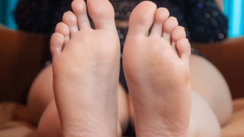 My feet on camera for the first time * foot fetish *