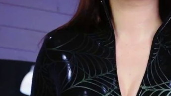 enges Latex-Teasing