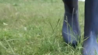 Gummistiefel auf der Wiese mit hellblauen Leggings- genieße den Anblick und hol Dir Appetit