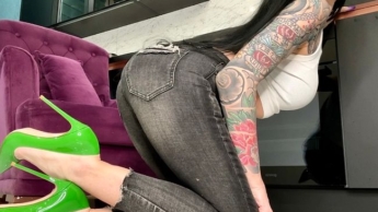 Ich trage enge schwarze Skinny-Jeans, die meine Hüften betonen, und grüne Stiletto-High Heels mit 12 cm Absatz.