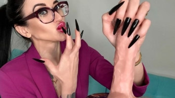 Lange schwarze Nägel, Fingerlutschen und heiße Handjobs
