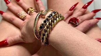 Armbandfetisch und meine Hände mit langen Fingern, langen roten Nägeln