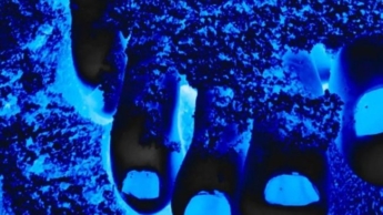 Blue Devil Feet: Kinetischer Sandzerkleinerungs- und sanfter Atem-ASMR (Detaillierte Nahaufnahmen)