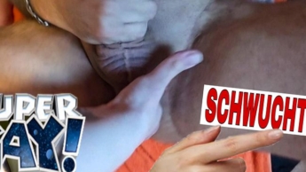 DIESER SCHWUCHTEL BEKOMMT SEIN ARSCHLOCH GEFINGERT