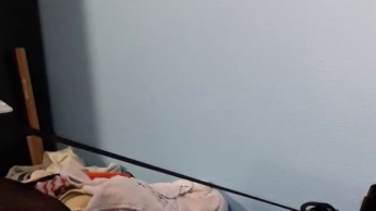 Die Sissy bekommt den dicken Plug gesetzt