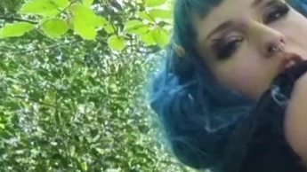 Dominantes GOTHIRL sagt dir, wie du zu ficken hast! OUTDOOR DILDO im WALD