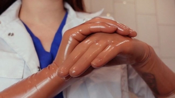 Fetisch mit braunen OP-Handschuhen, begleitet von JOI und Countdown