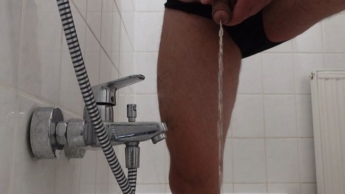 Hauen und Pissen für Dich frontal in Deine Richtung