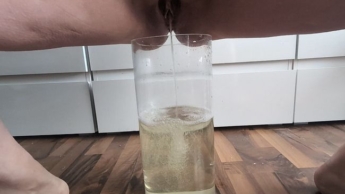 Ich färbe das Wasser gelb .