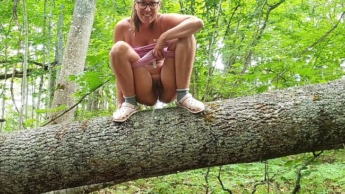 Ich pinkel vom Baum im Wald – Outdoor
