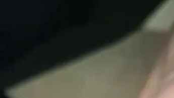 Junge, straff rasierte MILF spielt alleine mit einem Buttplug und einem Dildo.