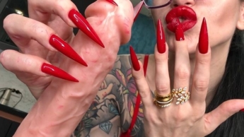 Lange rote Nägel, scharfe Krallen, Fingerlutschen und heiße Handjobs