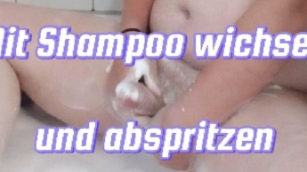 Mit Shampoo wichsen ordentlich stöhnen und abspritzen