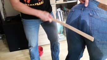 Amelia Punk Pisst Sich Ein – Spanking-