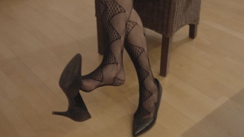 An alle Sklavenschweine. Ihr müsst mir die Schuhe und die Füße lecken