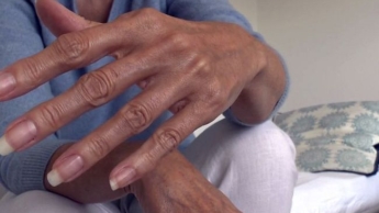 Elegante Sommerhände lange Fingernägel, präsentiert von Lady Victoria