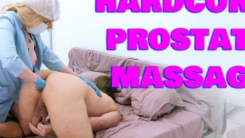 Krankenschwester mit blauen Handschuhen befriedigt ihren Patienten mit der Faust: Von einem Finger bis zur ganzen Hand Prostata-Melken