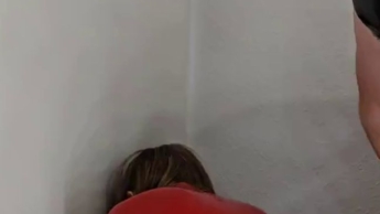 Latex girl gehts whipped and fingered to orgasm! Cumshot on her shiny ass!
