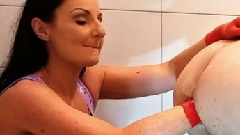 Unter der Dusche ganz tief in die Arschfotze