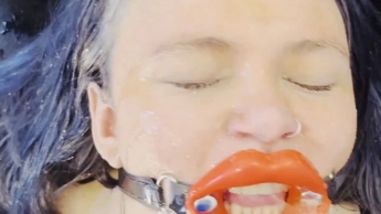 Die Lippen vollgepisst