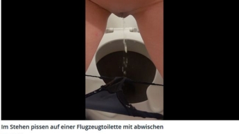 Im Stehen pissen auf einer Flugzeugtoilette mit abwischen