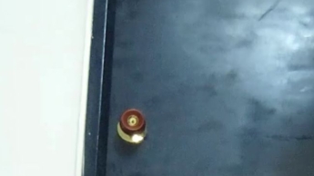 Neue Kellnerin in Schwierigkeiten