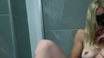Pissstrahl in der Dusche. Golden-Funny-Shower, nun wird es nass.